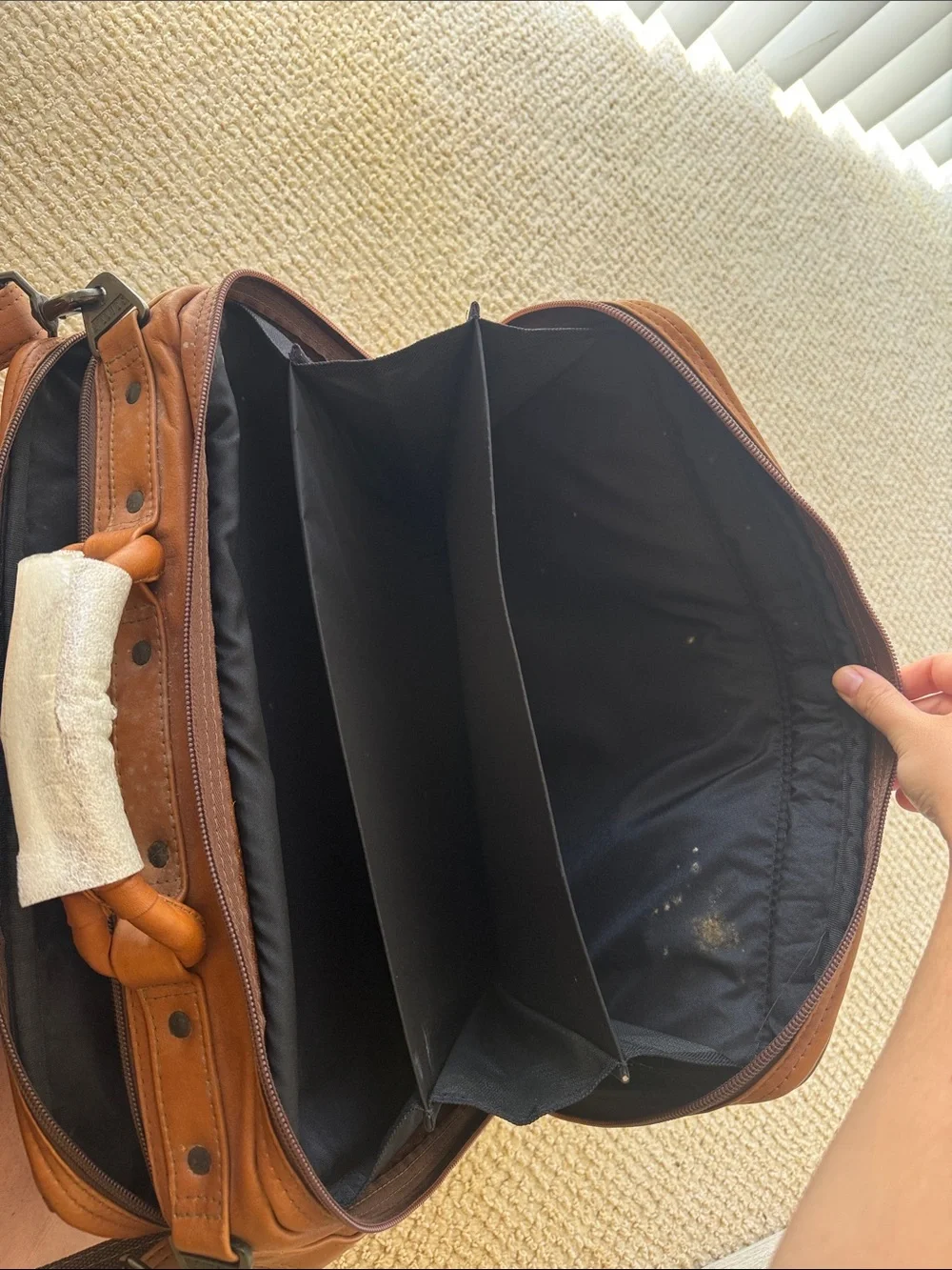 Avenues Men's Leather Messenger Bag in Brown Leather